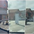 Ovo ima samo u Srbiji i gleda se u neverici! A mislili ste da ste sve već videli: Beograđanin se zakačio za vrata i prevozi ih…
