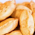 Klasika „začinjena“ malim trikom: Recept za ruske piroške koje uspevaju svakome! Zagrizite ovo vazdušasto pecivo i vratite se…