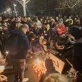 Грађани у новосадском кампусу запалили свеће у знак сећања на бајкера Косту Дубљевића (ФОТО, ВИДЕО)