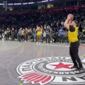Navijač Partizana postao apsolutni hit u Areni: Imao najluđi šut sa pola terena, pa poljubio grb na parketu
