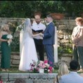 Kum se onesvestio usred ceremonije venčanja: Matičar nastavio kao da se ništa nije dogodilo (video)