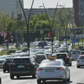 Veliki broj vozila na putevima, kamioni čekaju na granicama od dva sata do pet sati