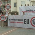 Protestnta vožna profesionalnih vozača iz BiH kroz Sarajevo, okupili se ispred Delegacije EU