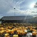 (Foto): Priozor zbog kog pivopije plaču: Kamion pun gajbi se prevrnuo, reka alkohola teče ulicom u Švajcarskoj
