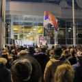 Протест испред редакције Нова: Нећемо прихватити ултиматум
