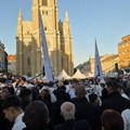 (Foto) Skup liste "Ujedinjena Srbija" u Novom Sadu: Građani pristižu na Trg slobode