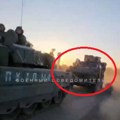 Hit video sa fronta: Ruski tenk šlepa američko vojno vozilo (video)