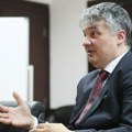 Direktor „Telekoma” Vladimir Lučić osnovcima u Leposaviću uručio pametnu tablu i lopte