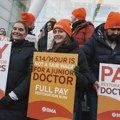 Zbog plate manje od 18 evra na sat hiljade lekara počele najduži štrajk u Velikoj Britaniji