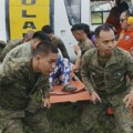 Klizište zatrpalo dva autobusa Vojnici kopaju da ih izvuku, drama na Filipinima