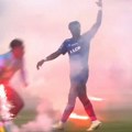 Fudbaleri gađali navijače bakljama, meč prekinut! (VIDEO)