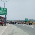Malinari nezadovoljni otkupnom cenom blokirali petlju na magistralnom putu u Požegi na dva sata