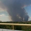Vatra i dim kuljaju na sve strane: Veliki požar pored auto-puta u Leskovcu
