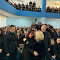 Palmina žena u suzama, teši je Slavica Đukić Dejanović: Održana komemoracija Draganu Markoviću Palmi u Jagodini (foto)