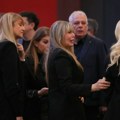 Sašina udovica ne može da se osvesti! Oni je sve vreme drže, ne odvajaju se od nje (Foto)