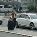 (Foto, video) Branka Katić stigla u Beograd: Glumica vidno neraspoložena: Nervozno čeka prevoz i sve vreme priča na telefon