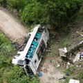 Autobus pun studenata se srušio sa mosta! Horor scene sa auto-puta: Delovi vozila rasuti na sve strane, ima mnogo mrtvih i…