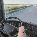 Prevrnuo se kamion sa prikolicom na kojoj su bili "ferari" i "mercedes" kod Preljine