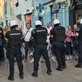 U toku protest ispred prostorija SNS u Čačku, policija ne dozvoljava kontakt dve suprotstavljene grupe
