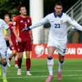 (Poluvreme) Srbija vodi u rigi: Dušan Vlahović pogodio za minimalno vođstvo protiv Letonije! Prošlo je trideset godina od…