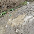 Град или село? Вишњићева улица претворена у блатњаву клопку усред Лесковца