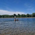 (Foto) palo prvo kupanje na Adi Ciganliji! Zaplivala dva Beograđanina: Napolju jeste toplo, ali oprez! Sezona još nije…