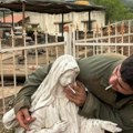 (Foto) Izraelski vojnik stavlja cigaretu u usta statue Device Marije, IDF tvrdi: "Ne očekujemo od njih takvo ponašanje…