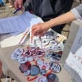 Napetosti i incidenti na pijacama u Zrenjaninu: Aktivisti ometali rad novinara, gradonačelnik odbijao pitanja Napetosti i…