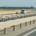 (Video) Ovo je epidemija: Još jedan vozač auto-putu kod Obrenovca brzo vozio u suprotnom smeru, tragedija izbegnuta za dlaku