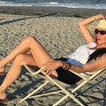 Godine joj ništa ne mogu! Snežana Dakić (57) u šik izdanju na plaži u Grčkoj, svi gledaju u njene zategnute noge: Zapalila…