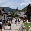 "U selu živi nas 17, osećamo se kao da smo u kanalizaciji!" – Meštani malog mesta pobesneli što su postali turistička atrakcija…