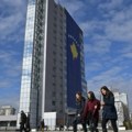 (Video) Uklonjena ukrajinska zastava iz centra Prištine dan nakon posete Zelenskog Beogradu