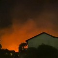 Haos u Baošićima, požar nadomak kuća, meštani napuštaju domove! Snimci su strašni.