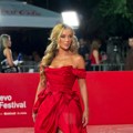 Теа Таировић стигла на Сарајево Филм Фестивал! У раскошној хаљини од 10 метара свиле прошетала црвеним тепихом, све очи упрте…