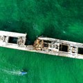 Iranski ribari sakupljaju ajfone i luksuzne parfeme sa potonulog broda