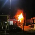 Požar u centru Leskovca, gori stara kuća (video)
