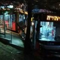 Saobraćajka na liniji 77 kod Studentskog doma: Autobus sleteo na trotoar i završio u ogradi, jeziv prizor sa mesta nesreće…