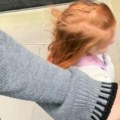 Majka koristi povodac Da šeta decu: Prvo je osuđivala takve roditelje, a sada ne ide nigde bez njega, evo i zašto (video)
