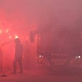 Navijači zabunom gađali svoj autobus: Fudbaleri Barselone prošli kroz pakao na putu do stadiona video