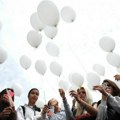 Baloni za nastradale anđele: Kraljevački đaci odali poštu žrtvama iz OŠ „Vladislav Ribnikar“