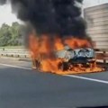 Opet gori automobil, vatrena stihija progutala vozilo "Ljudi u šoku, neko viče da se sklonimo, moglo je da eksplodira svakog…