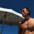 Srpski glumac se skinuo i pokazao zmijsko telo: Mišići i pločice na stomaku (foto)