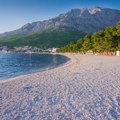 Plaža na Jadranu na koju se turisti uvek vraćaju: Mirisni borovi, beli šljunak i prirodni hlad