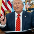 Evo kolika je kazna za sve koji zapale ili oskrnave američku zastavu: Tramp potpisao izvršnu naredbu