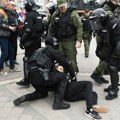 Građani ispred policijske stanice u Novom Sadu zahtevaju oslobađanje uhapšenih