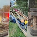 Horor kod Ivanjice! Prikolica puna drva se prevrnula na 2 auta, u njima bilo četvoro: Vozila u potpunosti ostala smrskana, sve…