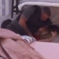 Лежи преко ње, а она прети ножем Стравичан снимак насиља у Елити, обезбеђење одмах улетело (видео)