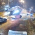 Neverovatna nesreća u Rumuniji: Mercedesom izgubio kontrolu pa preleteo dva vozila! (video)
