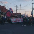 Protest u Resniku zbog toga što policija nije reagovala na napad na aktiviste koji su lepili nalepnice „Studenti pobeđuju“…