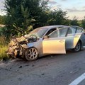 (Foto) BMW se zakucao u kamion Stravična nesreća kod Bečeja: Prednji deo automobila potpuno uništen